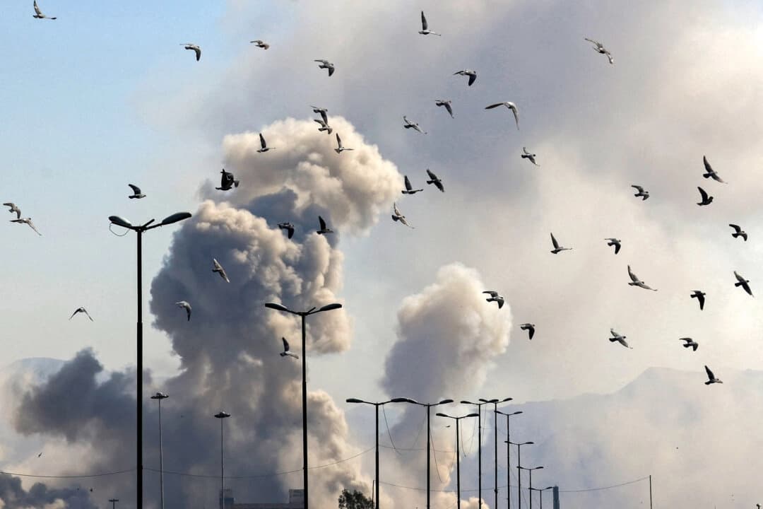 Una columna de humo se eleva tras un ataque a la capital iraní, Teherán, el 5 de marzo de 2026. (Atta Kenare/AFP vía Getty Images)
