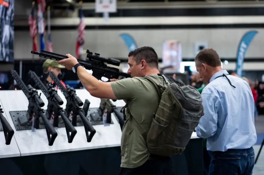 La gente prueba armas de fuego en la exposición de la Asociación Nacional del Rifle (NRA) en el Centro de Convenciones Kay Bailey Hutchison de Dallas, Texas, el 18 de mayo de 2024. (Madalina Vasiliu/The Epoch Times)