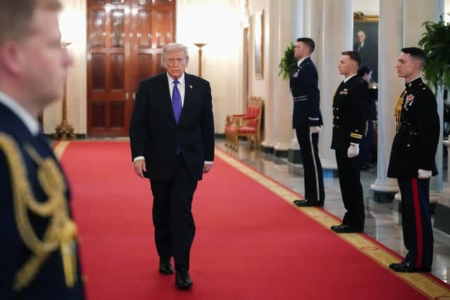 El presidente Donald Trump llega a la ceremonia de entrega de la Medalla de Honor en la Sala Este de la Casa Blanca el 2 de marzo de 2026. (Andrew Harnik/Getty Images)
