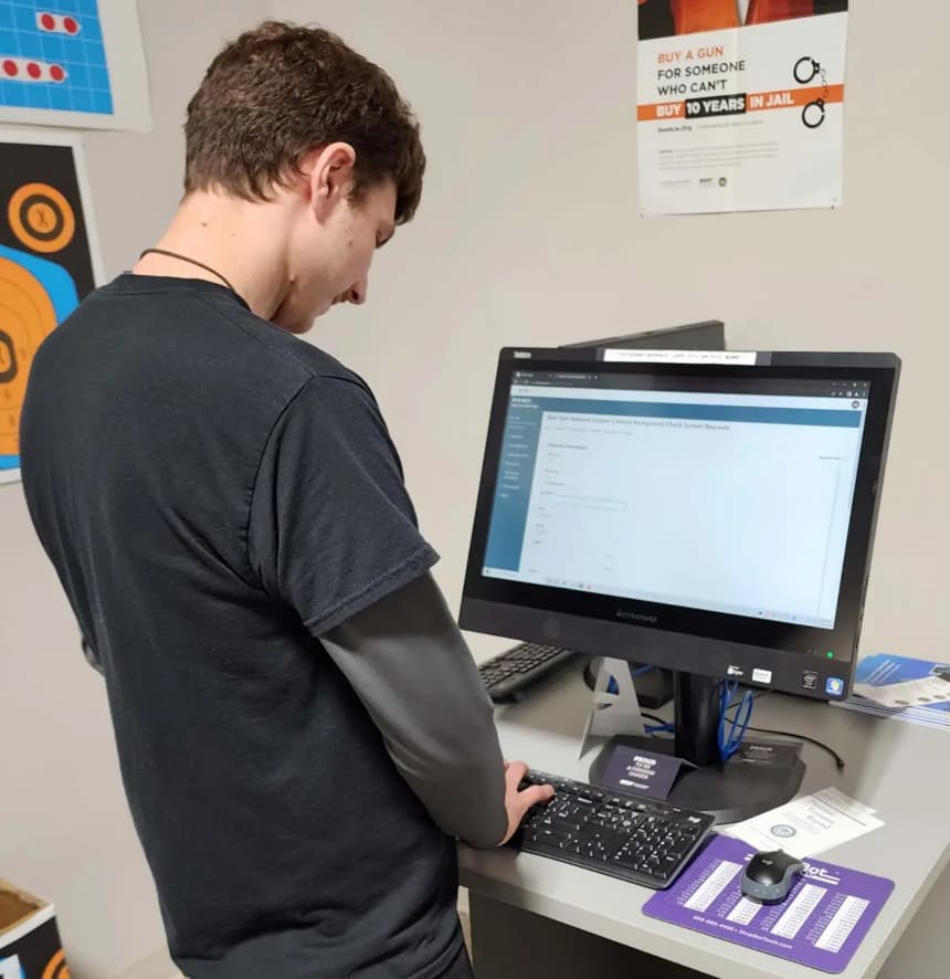 Un empleado de Just Holster It, una tienda de armas de fuego y centro de entrenamiento en Elma, Nueva York, introduce información en un sistema estatal de verificación de antecedentes para un cliente de municiones, el 18 de octubre de 2023. (Cortesía de Josh Hawkins)