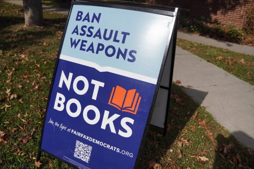 "Prohibir las armas de asalto, no los libros", dice un cartel fuera de la Biblioteca Regional Tysons-Pimmit, uno de los centros de votación anticipada presencial, en Falls Church, Virginia, el 4 de noviembre de 2023. (Terri Wu/The Epoch Times)