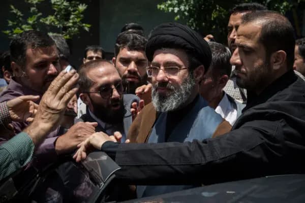 Mojtaba Jamenei (centro), hijo del líder supremo iraní, el ayatolá Alí Jamenei, participa en la manifestación anual del Día de Al-Quds en Teherán, Irán, el 31 de mayo de 2019. (Foto de Rouzbeh Fouladi / Middle East Images / AFP vía Getty Images).
