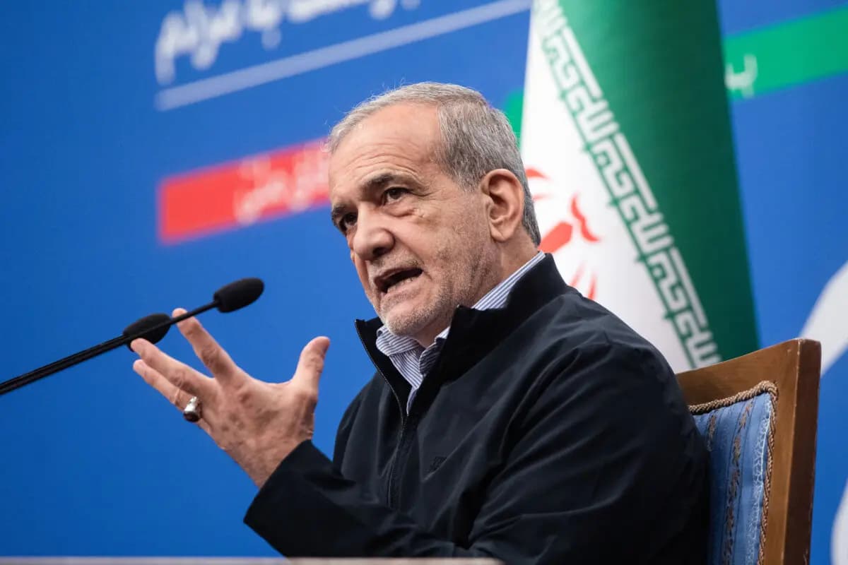 El presidente iraní Masoud Pezeshkian habla en una conferencia de prensa en Teherán, Irán, el 16 de septiembre de 2024. (Majid Saeedi/Getty Images)
