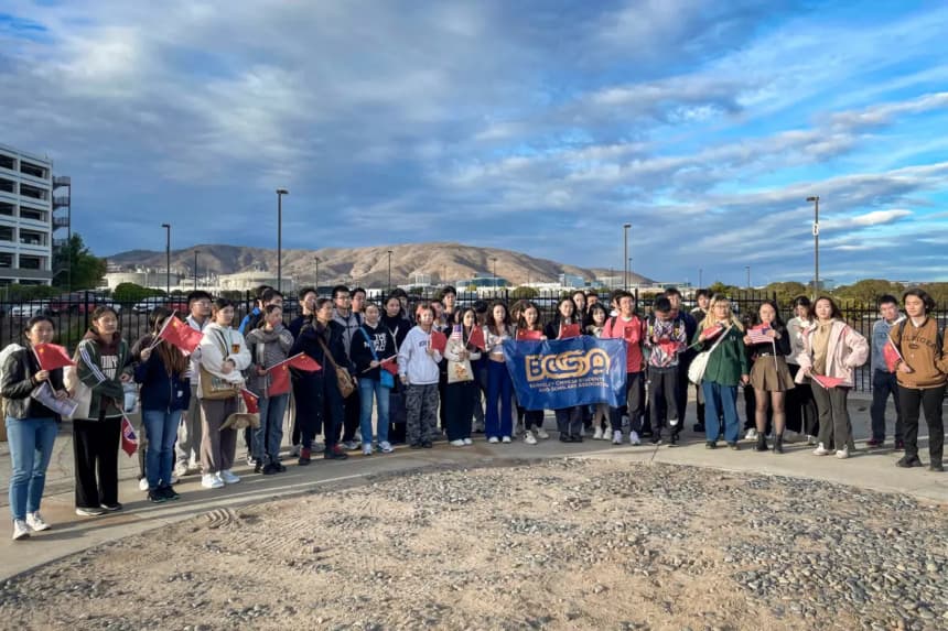 Miembros de la Asociación de Estudiantes y Académicos Chinos de Berkeley, dando la bienvenida al líder chino Xi Jinping a la cumbre de Cooperación Económica Asia-Pacífico, posan para una foto en San Francisco, el 14 de noviembre de 2023. (Cortesía de Estudiantes por un Tíbet Libre)