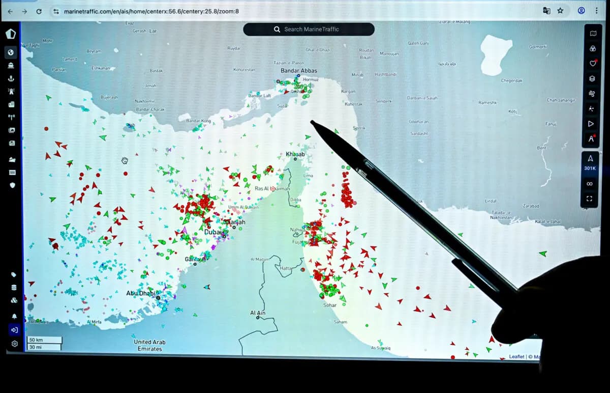 Una persona señala una página del sitio web Marinetraffic que muestra el tráfico de barcos comerciales en el borde del estrecho de Ormuz, cerca de la costa iraní, en medio de la guerra en curso en Oriente Medio, en París, el 4 de marzo de 2026. (Julien De Rosa/AFP vía Getty Images)
