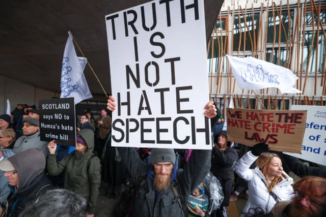 Manifestantes protestan frente al Parlamento escocés tras la entrada en vigor de la Ley contra los delitos de odio de Escocia, en Edimburgo, el 1 de abril de 2024. (Jeff J Mitchell/Getty Images)