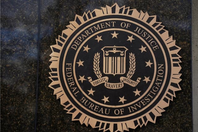 El logotipo de la Oficina Federal de Investigaciones (FBI) exhibido en el edificio en Washington, DC, EE. UU., el 28 de noviembre de 2025. (Nathan Howard/Reuters)