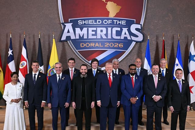 El presidente de Estados Unidos, Donald Trump (centro), junto a (izq./der.), la primera ministra de Trinidad y Tobago, Kamla Persad-Bissessar, Santiago Peña, presidente de la República del Paraguay, Luis Abinader, presidente de la República Dominicana, Rodrigo Paz Pereira, presidente de Bolivia, Nayib Bukele, presidente de El Salvador, Javier Milei, presidente de Argentina, José Raúl Mulino, presidente de Panamá, Mohamed Irfaan Ali, presidente de Guyana, Nasry "Tito" Asfura, presidente de Honduras, Rodrigo Chaves Robles, Presidente de Costa Rica, José Antonio Kast, Presidente electo de Chile, y Daniel Roy Gilchrist Noboa Azín, Presidente de Ecuador, durante una fotografía de grupo al inicio de la Cumbre "Escudo de las Américas" en Trump National Doral en Miami, Florida, 7 de marzo de 2026. El Presidente Trump será el anfitrión de una docena de líderes de derecha de América Latina y el Caribe para discutir los temas que enfrenta la región, desde el crimen organizado hasta la inmigración ilegal. La cumbre también busca beneficiar a Washington impulsando los intereses estadounidenses en la región y frenando los de potencias extranjeras como China. (Foto de SAUL LOEB / AFP vía Getty Images)