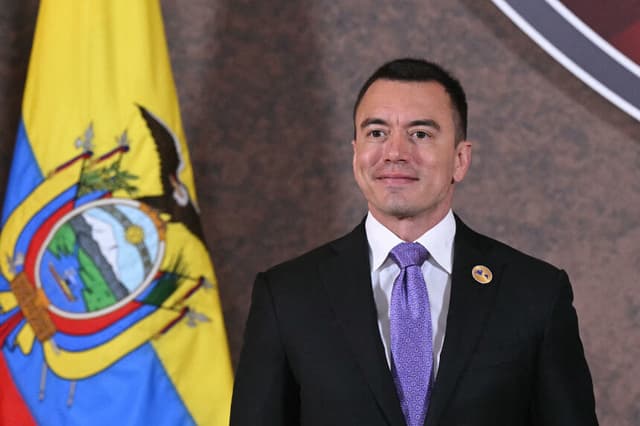 El presidente de Ecuador, Daniel Noboa (izq), posan para una foto al comienzo de la cumbre «Escudo de las Américas» en el Trump National Doral de Miami, Florida, el 7 de marzo de 2026. (SAUL LOEB / AFP a través de Getty Images)