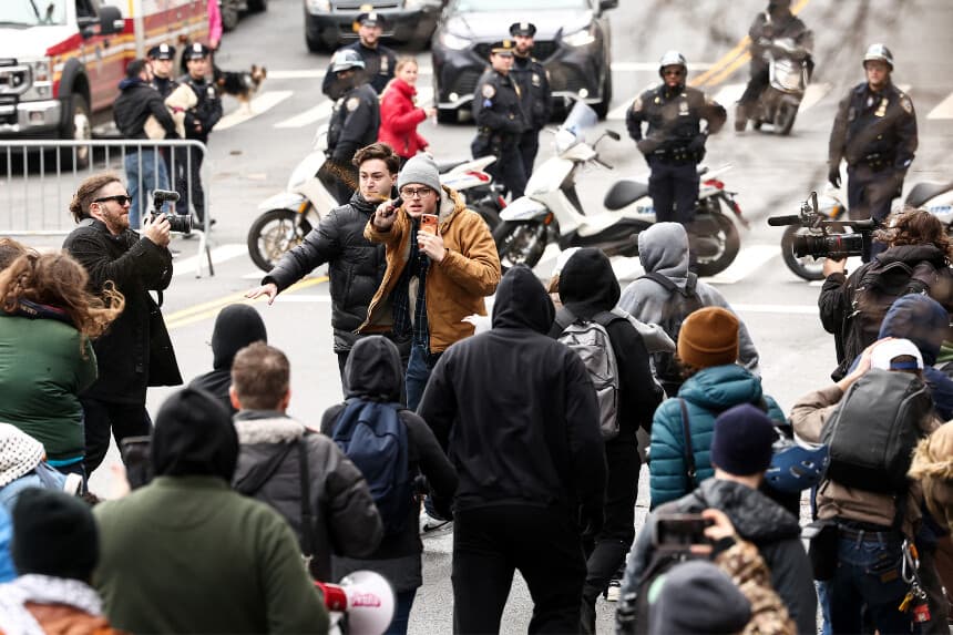 Los seguidores de Jake Lang (de cara a la cámara) utilizan spray pimienta (C) al enfrentarse a los contramanifestantes durante una protesta organizada por Lang contra la supuesta "islamización" y para pedir el "fin de la oración pública musulmana" en Nueva York, frente a Gracie Mansion, la residencia oficial del alcalde de Nueva York, Zohran Mamdani, en Nueva York, el 7 de marzo de 2026. (CHARLY TRIBALLEAU / AFP a través de Getty Images)