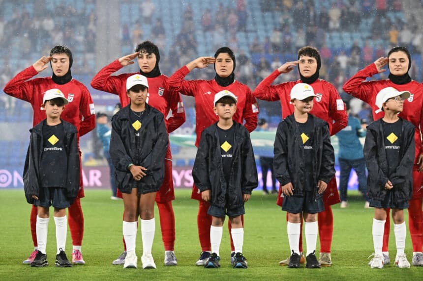 Jugadoras de Irán durante el himno nacional antes del partido de fútbol de la Copa Asiática Femenina entre Irán y Filipinas en Robina, Australia, el 8 de marzo de 2026. /Dave Hunt/AAP Image vía AP).