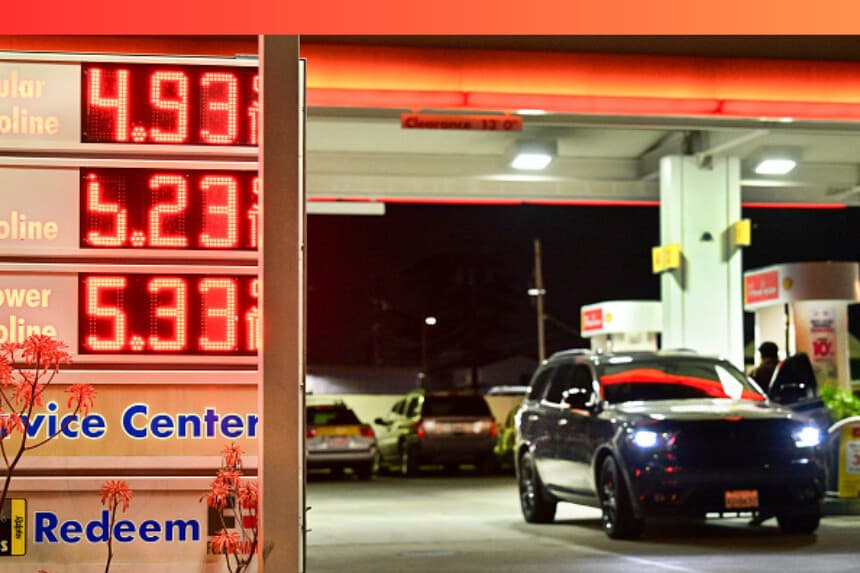 Un cartel con los precios de la gasolina en una estación de servicio de Monterey Park, California, el 3 de marzo de 2026. Los precios de la energía subieron por la guerra en Medio Oriente y la interrupción del tráfico en el estrecho de Ormuz, por donde pasa cerca del 20 % del petróleo mundial. (Frederic J. Brown / AFP vía Getty Images).