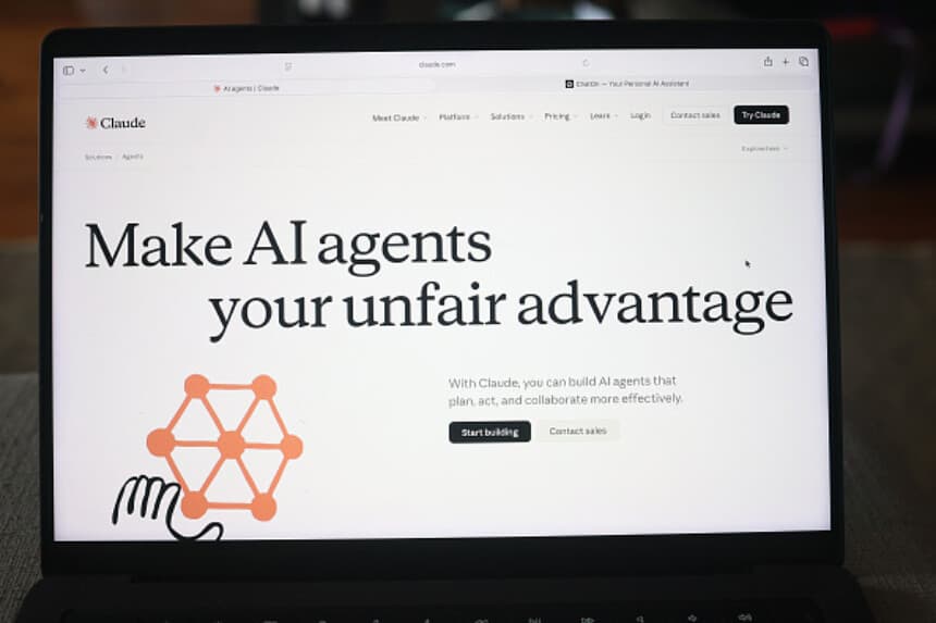 En esta ilustración, se ve el sitio web de Claude AI en un ordenador portátil el 16 de febrero de 2026 en la ciudad de Nueva York. Según informes del Wall Street Journal, el Departamento de Defensa utilizó Claude Ai de Anthropic, a través de su contrato con Palantir, para ayudar en el ataque a Venezuela y capturar al expresidente Nicolás Maduro. (Ilustración fotográfica de Michael M. Santiago/Getty Images).