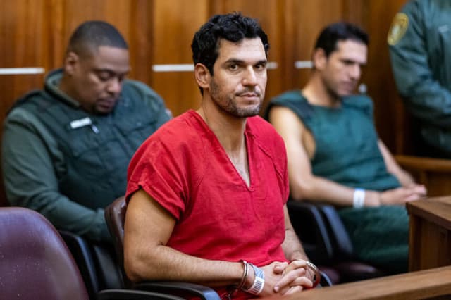 Oren Alexander, de 37 años, en el centro, y su hermano gemelo, Alon, a la derecha, asisten a su audiencia de fianza en el edificio Richard E. Gerstein Justice Building el 13 de diciembre de 2024 en Miami, Florida. Los Alexander fueron acusados de múltiples delitos estatales y federales, entre ellos tráfico sexual y violación. (Matias J. Ocner-Pool/Getty Images).
