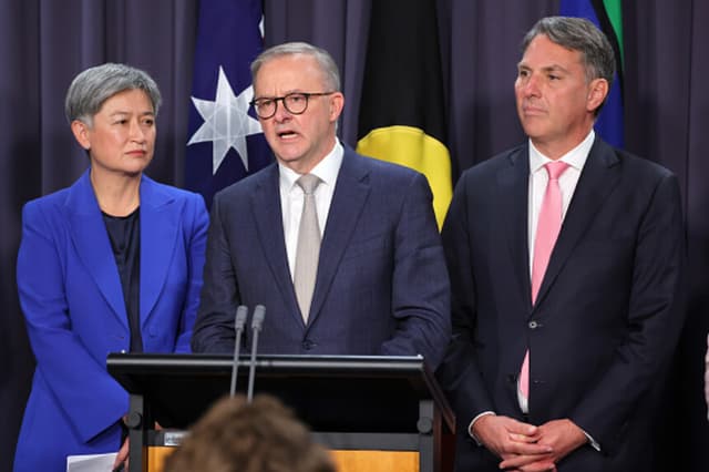 El primer ministro Anthony Albanese (C) habla junto a Penny Wong y Richard Marles (D) durante una rueda de prensa en el Parlamento el 23 de mayo de 2022 en Canberra, Australia. Anthony Albanese tomó posesión como 31.º primer ministro de Australia (David Gray/Getty Images).