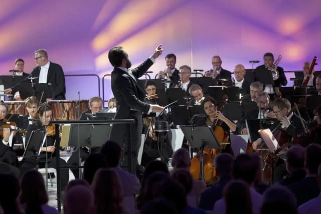 Miembros de la Orquesta Sinfónica de Viena interpretan el vals "El Danubio Azul" mientras se transmite al espacio profundo hacia la Voyager 1, en Viena, Austria, el 31 de mayo de 2025.>( Foto AP/Denes Erdos)
