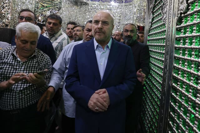 El entonces candidato presidencial iraní y conservador presidente del Parlamento, Mohammad Bagher Ghalibaf (derecha), visita el santuario de Shah Abd al-Azim en la ciudad de Rey, provincia de Teherán, antes de emitir su voto en las elecciones presidenciales de la República Islámica el 28 de junio de 2024. (Foto de ATTA KENARE / AFP) (Foto de ATTA KENARE/AFP a través de Getty Images)