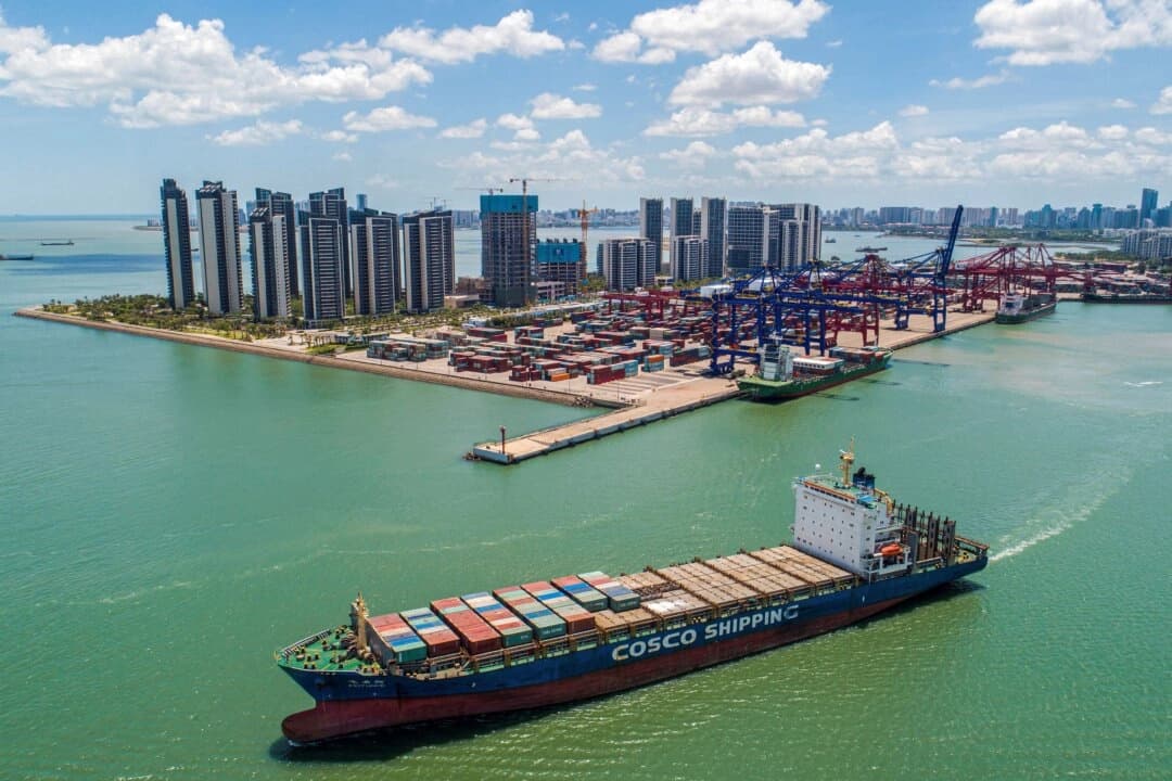 Un buque de carga cargado de contenedores sale del puerto de Haikou, en la provincia meridional china de Hainan, el 17 de mayo de 2021. (AFP vía Getty Images)
