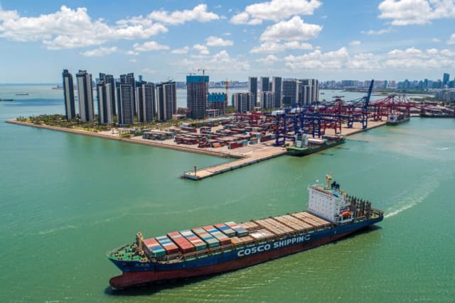 Un buque de carga cargado de contenedores sale del puerto de Haikou, en la provincia meridional china de Hainan, el 17 de mayo de 2021. (AFP vía Getty Images)
