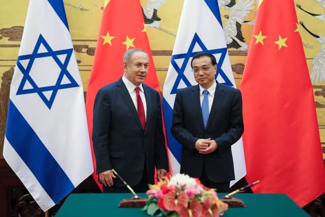 El primer ministro chino, Li Keqiang (derecha), y el primer ministro israelí, Benjamin Netanyahu (izquierda), asisten a una ceremonia de firma en el Gran Salón del Pueblo el 20 de marzo de 2017 en Beijing, China. (Foto de Lintao Zhang/Pool/Getty Images)