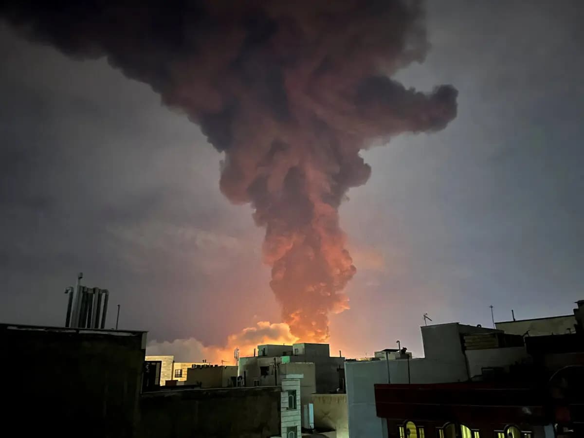 Humo tras una explosión, en medio de la guerra entre Estados Unidos e Israel con Irán, en Teherán, Irán, el 7 de marzo de 2026. (Majid Asgaripour/WANA vía Reuters)