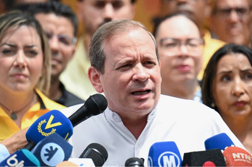 El líder político venezolano Juan Pablo Guanipa habla durante una rueda de prensa en Caracas el 4 de marzo de 2026. (Juan BARRETO / AFP a través de Getty Images)