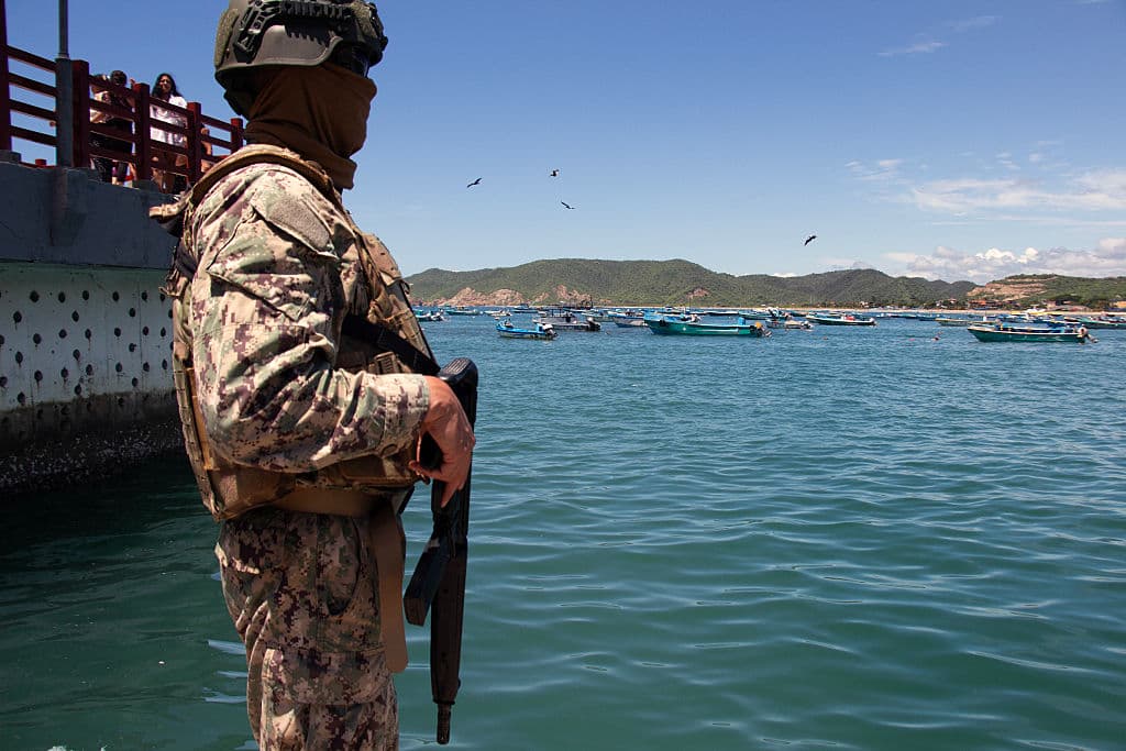 Fuerzas Armadas ecuatorianas toman posiciones durante un operativo de seguridad en Puerto López, provincia de Manabí, Ecuador, el 17 de febrero de 2026. (Foto de Gerardo MENOSCAL / AFP vía Getty Images)
