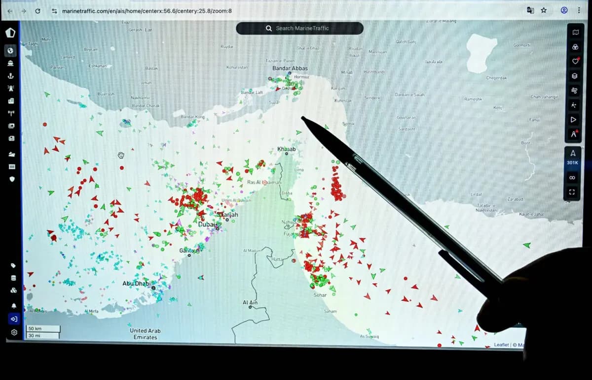 Una persona señala una página del sitio web Marinetraffic que muestra el tráfico de barcos comerciales en el borde del estrecho de Ormuz, cerca de la costa iraní, en París, el 4 de marzo de 2026. (Julien de Rosa / AFP vía Getty Images)