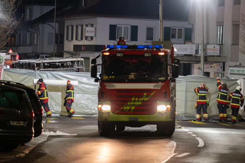 Los bomberos trabajan junto a los restos del autobús que se incendió esta tarde del 10 de marzo de 2026 en Kerzers, Suiza. Según las autoridades locales, al menos seis personas murieron y varias más fueron trasladadas al hospital después de que un autobús se incendiara en Kerzers el martes por la tarde. (Harold Cunningham/Getty Images).
