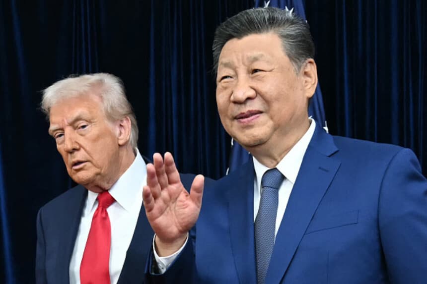 El presidente estadounidense Donald Trump (izquierda) y el presidente chino Xi Jinping llegan para mantener conversaciones en la base aérea de Gimhae, situada junto al aeropuerto internacional de Gimhae, en Busan, el 30 de octubre de 2025. (ANDREW CABALLERO-REYNOLDS/AFP vía Getty Images).