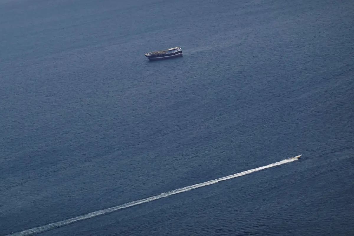Barcos en el estrecho de Ormuz en medio de la guerra entre Estados Unidos e Israel contra Irán, vistos desde Musandam, Omán, el 2 de marzo de 2026. (Amr Alfiky/Reuters)