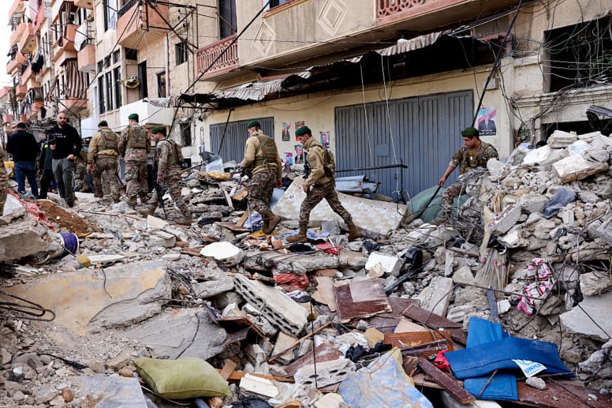Soldados libaneses aseguran el lugar el 9 de febrero de 2026, donde un antiguo edificio residencial se derrumbó en el barrio de Bab al-Tabbaneh, en Trípoli, un día antes. (Anwar AMRO/AFP vía Getty Images)