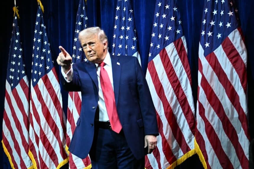 El presidente de los Estados Unidos, Donald Trump, se marcha tras pronunciar un discurso en la reunión de miembros del Partido Republicano (GOP) en el Kennedy Center de Washington D. C., el 6 de enero de 2026. (Mandel NGAN / AFP a través de Getty Images).