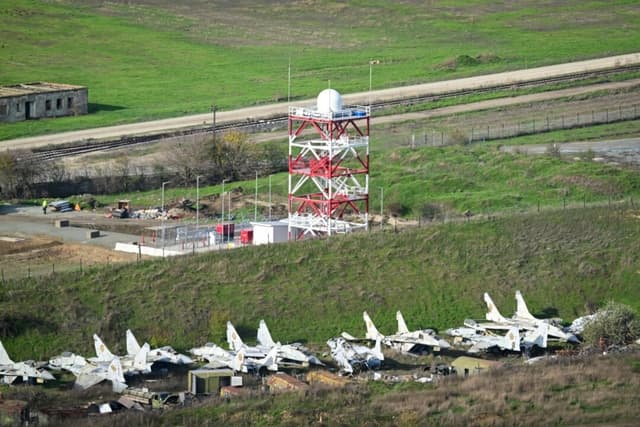 Aviones MIG desguazados pertenecientes a las Fuerzas Aéreas Rumanas en la base aérea 57 de la ciudad de Mihail Kogalniceanu, en Rumanía, el 25 de noviembre de 2025. (Daniel Mihailescu/AFP vía Getty Images)
