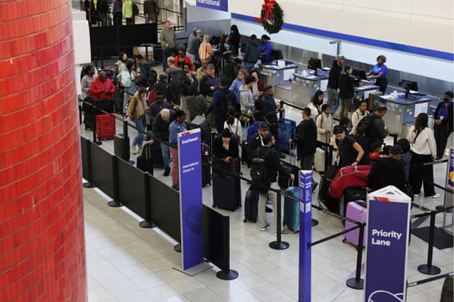 La gente espera en fila en el mostrador de facturación de Southwest Airlines en el Aeropuerto Internacional Thurgood Marshall de Baltimore/Washington el 26 de noviembre de 2025 en Baltimore, Maryland. (Anna Moneymaker/Getty Images).