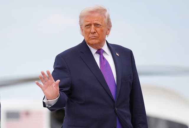 El presidente de Estados Unidos, Donald Trump, saluda mientras sube al Air Force One el 11 de marzo de 2026 en la Base Conjunta Andrews, Maryland. (Andrew Harnik/Getty Images)
