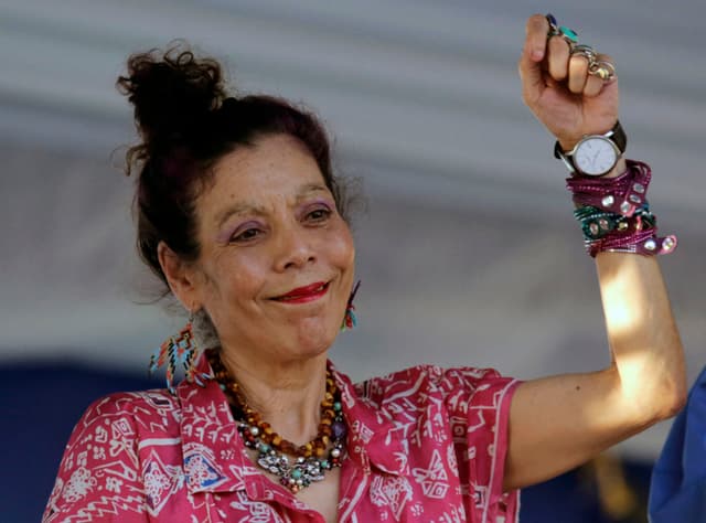 La vicepresidenta de Nicaragua, Rosario Murillo, saluda a sus simpatizantes durante un acto que conmemora el 40.º aniversario de la toma del Palacio Nacional por la guerrilla sandinista antes del triunfo de la revolución, en Managua, el 22 de agosto de 2018. (INTI OCON/AFP via Getty Images)