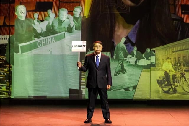 David Wu en la obra “Esto no es una embajada”(Claudia Ndebele/Courtesy of Rimini Protokoll)