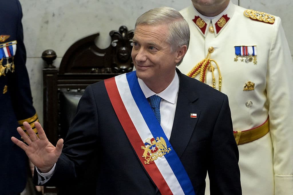 El nuevo presidente de Chile, José Antonio Kast, con la banda presidencial, saluda en el Congreso Nacional en Valparaíso, Chile, el 11 de marzo de 2026. El presidente Kast, asume el cargo con la promesa de abordar el aumento de la delincuencia violenta y llevar a cabo deportaciones masivas de migrantes. (Foto de RODRIGO ARANGUA / AFP vía Getty Images)