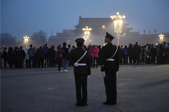 Multitudes esperan en la Plaza de Tiananmen la ceremonia diaria de izamiento de la bandera al amanecer, antes de la sesión inaugural de la legislatura china, el Congreso Nacional del Pueblo, en Beijing el 5 de marzo de 2019. (Greg Baker/AFP vía Getty Images)