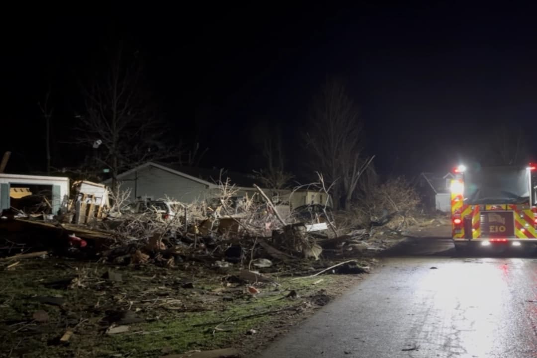 Un camión de bomberos entre los restos del tornado en Kankakee, Illinois, el 10 de marzo de 2026. (Cortesía de Rob McBay).