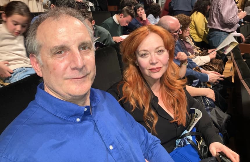 Santos Pérez y su esposa Esther Jurado disfrutan de Shen Yun Performing Arts en el Teatro Auditorio San Lorenzo de El Escorial, cerca de Madrid, España, el 1 de marzo de 2026. (Bartolomé Suau/The Epoch Times)