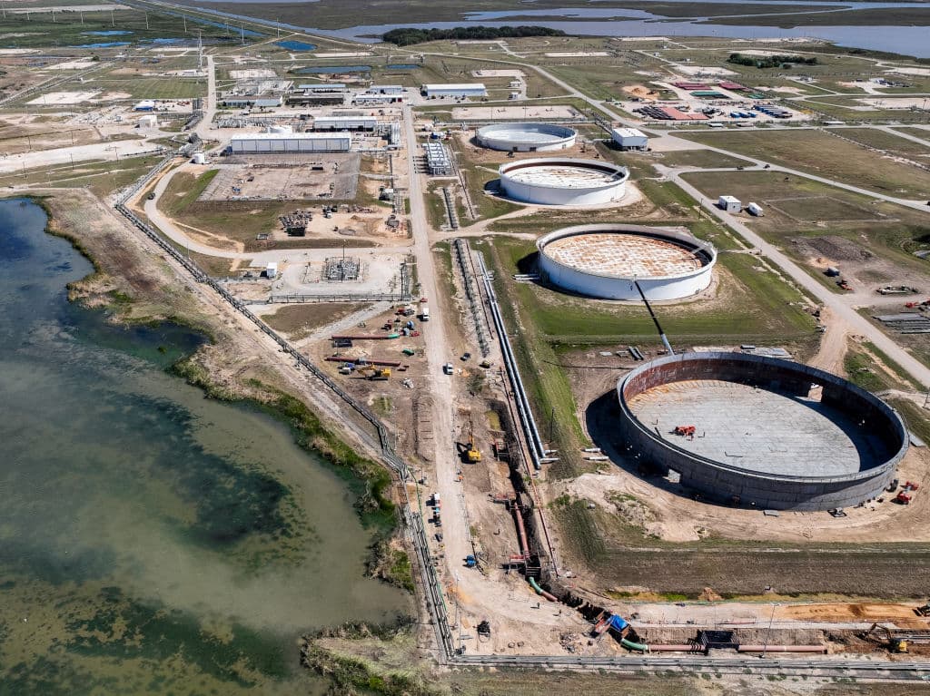En una vista aérea, se ve el almacén de la Reserva Estratégica de Petróleo en el emplazamiento de Bryan Mound el 19 de octubre de 2022 en Freeport, Texas. (Foto de Brandon Bell/Getty Images)