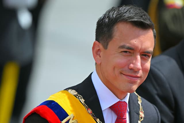 El presidente de Ecuador, Daniel Noboa, abandona la Asamblea Nacional en Quito el 24 de mayo de 2024 tras presentar el primer informe de su Gobierno. (Rodrigo BUENDIA / AFP) (Foto de RODRIGO BUENDIA/AFP a través de Getty Images).