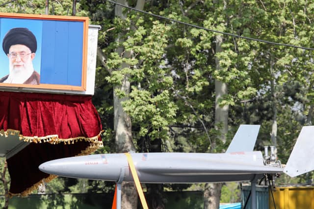 Un camión militar iraní transporta un dron Arash frente a un retrato del exlíder supremo, el ayatolá Alí Jamenei, durante un desfile militar como parte de una ceremonia que conmemora el día anual del ejército del país en Teherán, el 17 de abril de 2024. (ATTA KENARE/AFP a través de Getty Images).