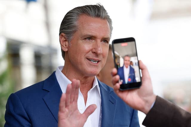 El gobernador de California, Gavin Newsom, y el político del Partido Demócrata Gavin Newsom conceden una entrevista a su llegada para asistir a la 62.ª Conferencia de Seguridad de Múnich (MSC) el 13 de febrero de 2026 en Múnich, al sur de Alemania.(Michaela STACHE / AFP a través de Getty Images)