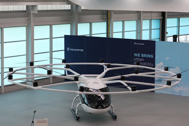 Imagen Ilustrativa: Helicóptero eléctrico multirrotor Volocity en inauguración oficial del hangar de Volocopter el 4 de abril de 2023 en Bruchsal, Alemania. Volocopter está desarrollando aeronaves multirrotor de dos plazas para servicios de taxi aéreo. (Christian Kaspar-Bartke/Getty Images).