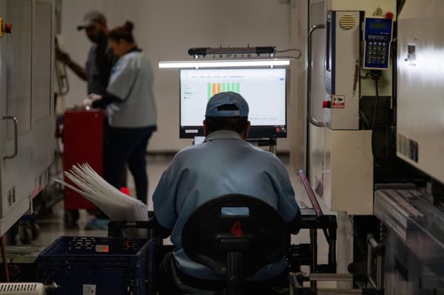 Un empleado trabaja en la fábrica de SMK Electronics en Tijuana, estado de Baja California, México, el 20 de febrero de 2025. (GUILLERMO ARIAS/AFP via Getty Images)