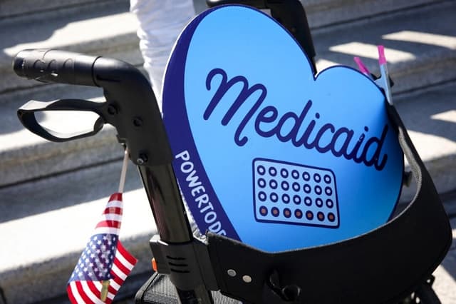 Un cartel en apoyo a Medicaid descansa sobre un andador en las escaleras de la Cámara de Representantes del Capitolio de los Estados Unidos en Washington, el 27 de abril de 2025. (Bryan Dozier/Middle East Images/AFP a través de Getty Images)
