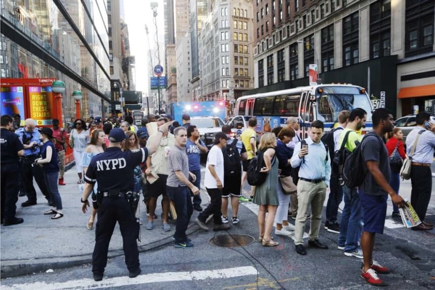 La policía aleja a los peatones de Columbus Circle, el 21 de julio de 2016, en Nueva York. ( Mark Lennihan/AP)
